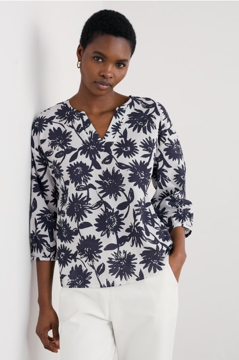 Streamlet Swing-Shape Top in GOTS-Certified Organic Cotton Model Image