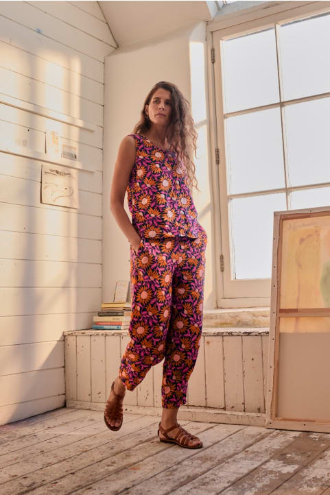 Noweth Linen Trousers Model Image