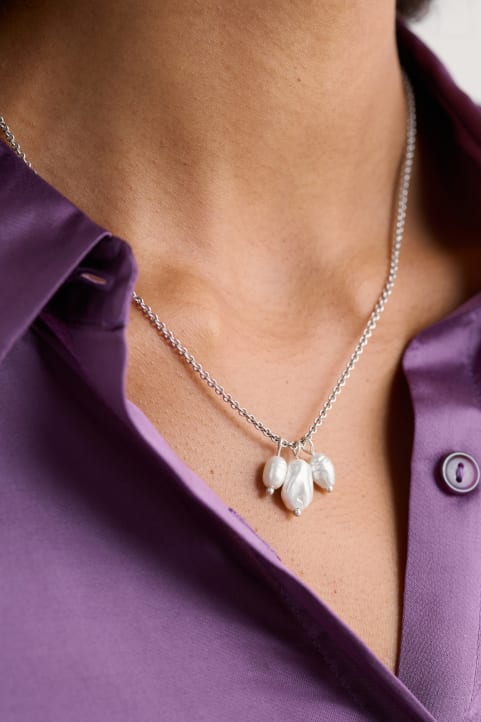 Corsage Pearl Pendant Model Image