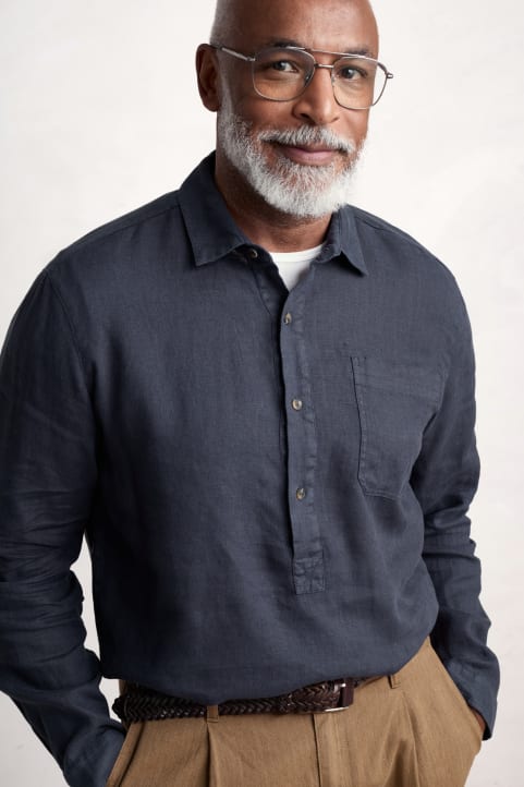 Men's Artist's Linen Shirt Model Image