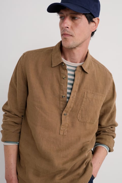 Men's Artist's Linen Shirt Model Image