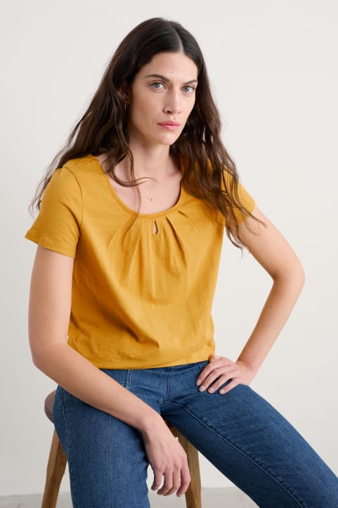 Appletree Keyhole Detail T-Shirt in GOTS-Certified Organic Cotton Image