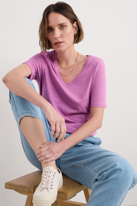 Burdock V-Neck T-Shirt in GOTS-Certified Organic Cotton Slub Image