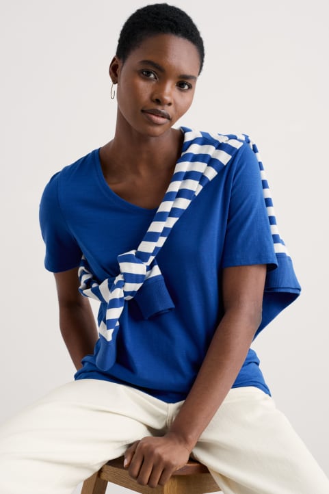 Burdock V-Neck T-Shirt in GOTS-Certified Organic Cotton Slub Image