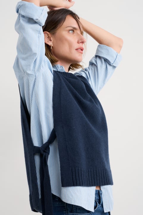 Sea Aster Knitted Vest Model Image