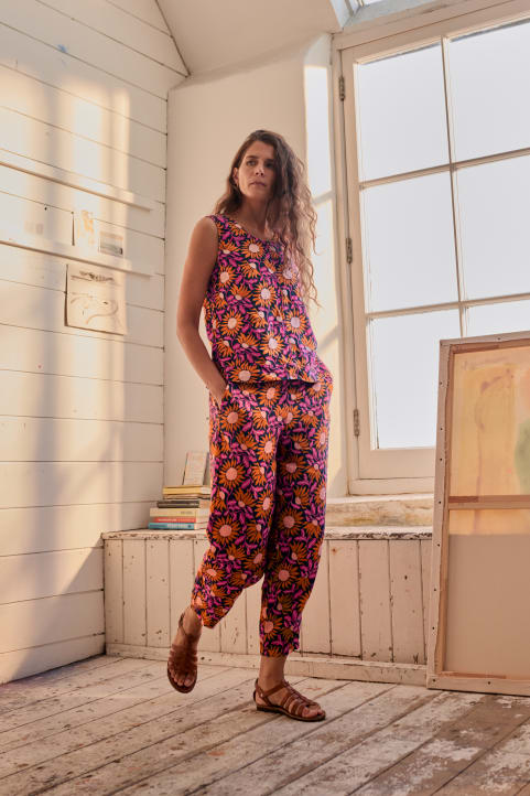 Noweth Linen Trousers Model Image