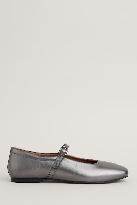 On The Wing Leather Ballet Shoes Model Image