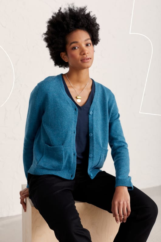 Beaming V-neck Cardigan Model Image